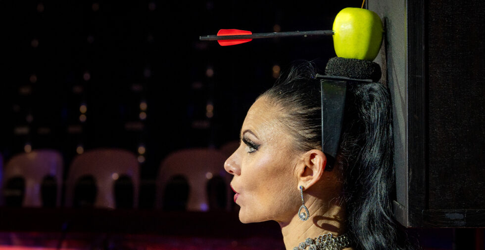 KNIFE THROWING SHOW