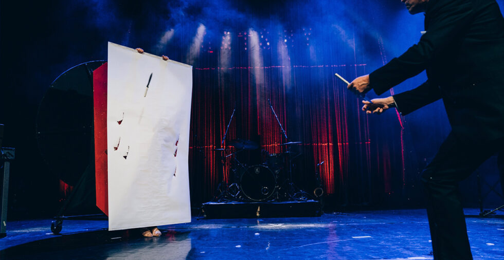 KNIFE THROWING SHOW